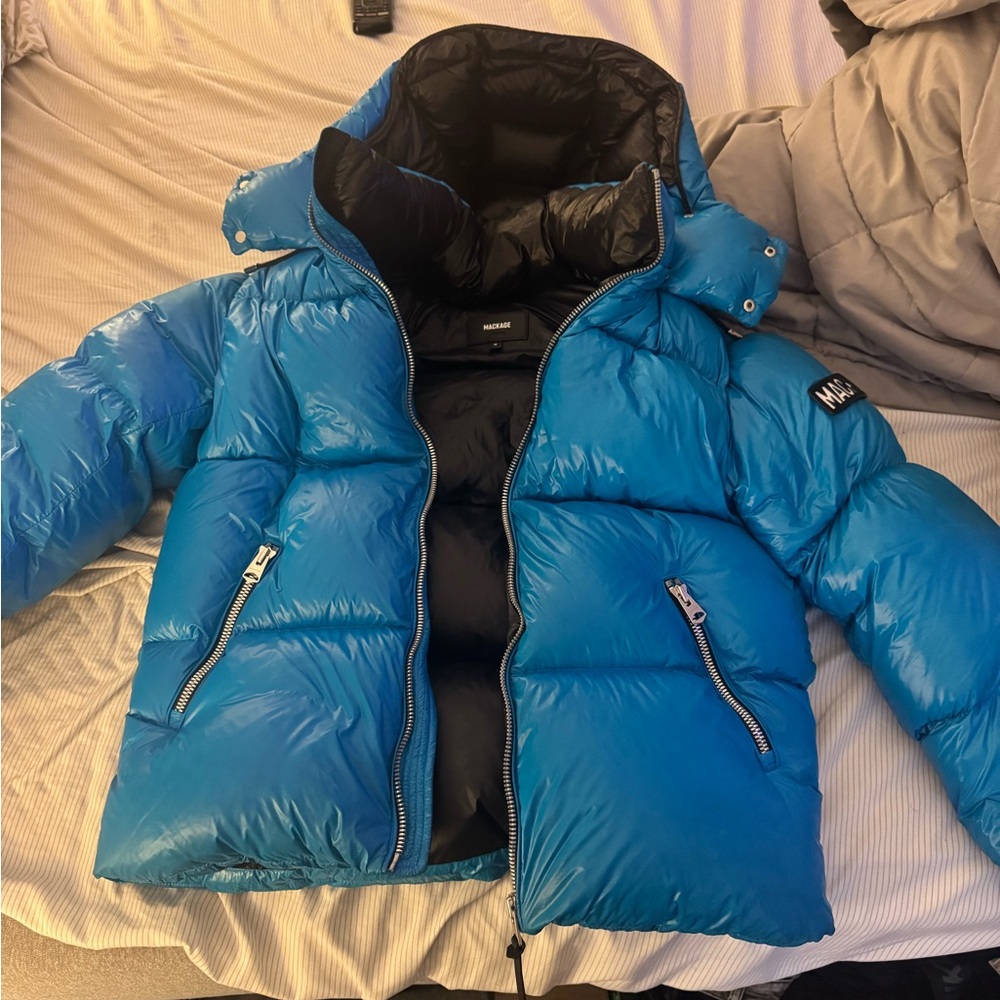 BLUE MACKAGE SIZE 40 LARGE PRICE NEGOTIABLE